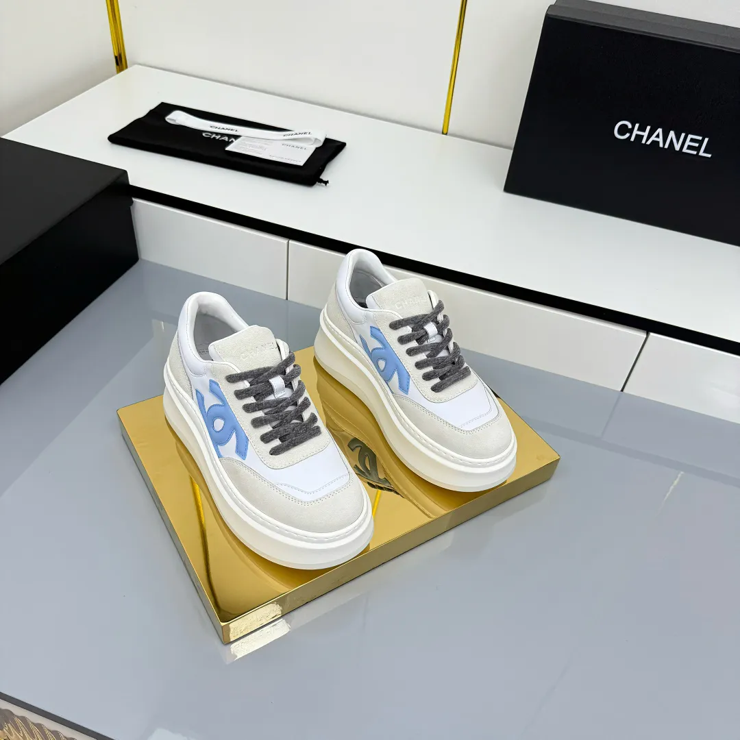 👟👟Ex-factory price 660👟👟 Top version! Chanel Chanel panda shoes! 2025 counter's top casual sports shoes. This classic design; the upper is electro-embroidered with a variety of techniques; the outsole is fashionable and sporty; the unusual inclusion of a variety of color matching elements... The diversified mix and match is very good-looking and versatile, and can be used for leisure, fashion, sports, and outdoor... ꫛꫀꪝ Go➫ Materials: ❶Upper made of: original imported first-layer silk cowhide + original waterproof cloth + original first-layer cowhide ❷Inner lining: Original Yangli+wang ❸ Outsole based on: Original TPU combination outsole Counter boutique packaging complete set for women 35–41